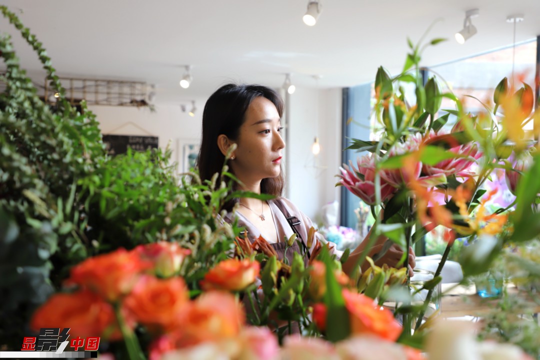 每天和花打交道是一個幸福的職業(yè)，但同時也充滿壓力和挑戰(zhàn)，“花在呈現(xiàn)給客人的那一瞬間是美好的，但前面的每一個步驟都是很辛苦的?！蓖趵桄抡f，花藝是最原始的手工藝產(chǎn)品，沒有辦法機(jī)械化、流程化和規(guī)?；?，必須要用雙手一點(diǎn)點(diǎn)地賦予其生命和美感。圖為王黎媛在挑選制作花束的鮮花。新華網(wǎng) 周亞平/攝 念新洪/文