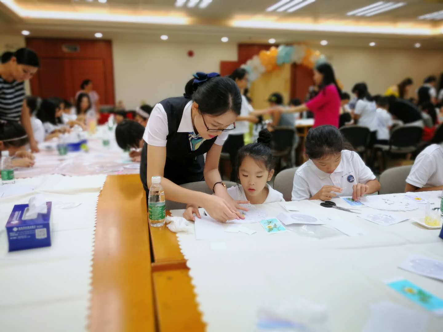 員工耐心指導(dǎo)學子