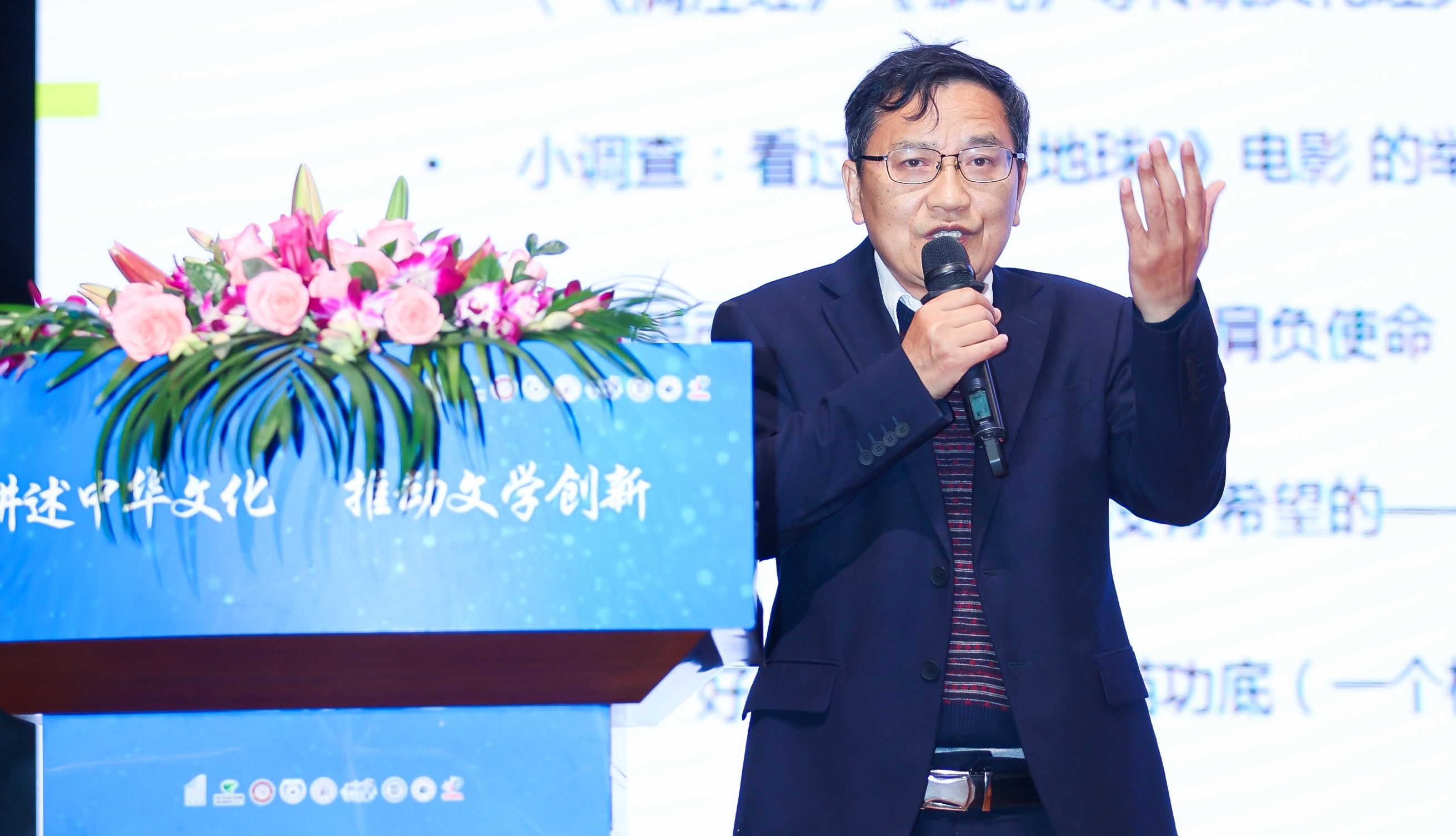 活動現(xiàn)場，“全國文學(xué)盛典名師大講堂”主講嘉賓謝晨為大家?guī)碇黝}講座